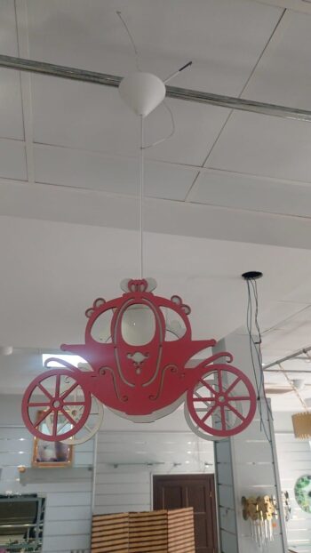 Plafonnier en mdf decoupé en form de carrosse de cenrillon rose pour chambre enfant